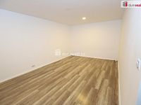 Krásný slunný byt 2+kk v pátém patře cihlového domu s výtahem v Karlových Varech - 6