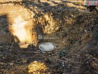 Prodej stavebního pozemku plochy 909m2 pro výstavbu dvojdomu užitné plochy 333,5m2 s krásným výhledem na Prahu, Davídkova ulice - kanalizační šachta