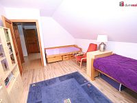 Krásný rodinný dům 5+kk ve vilové zástavbě se zahradou, parkovacím přístřeškem v Chebu - 11