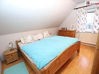 Krásný rodinný dům 5+kk ve vilové zástavbě se zahradou, parkovacím přístřeškem v Chebu - 12