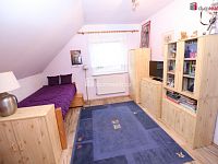 Krásný rodinný dům 5+kk ve vilové zástavbě se zahradou, parkovacím přístřeškem v Chebu - 14