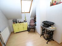 Krásný rodinný dům 5+kk ve vilové zástavbě se zahradou, parkovacím přístřeškem v Chebu - 15