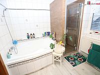 Krásný rodinný dům 5+kk ve vilové zástavbě se zahradou, parkovacím přístřeškem v Chebu - 17