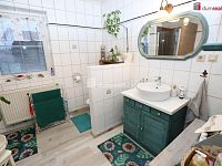 Krásný rodinný dům 5+kk ve vilové zástavbě se zahradou, parkovacím přístřeškem v Chebu - 18