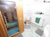 Krásný rodinný dům 5+kk ve vilové zástavbě se zahradou, parkovacím přístřeškem v Chebu - 20