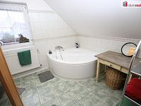 Krásný rodinný dům 5+kk ve vilové zástavbě se zahradou, parkovacím přístřeškem v Chebu - 21