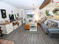 Krásný rodinný dům 5+kk ve vilové zástavbě se zahradou, parkovacím přístřeškem v Chebu - 3