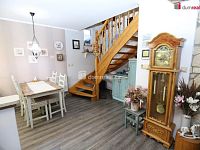 Krásný rodinný dům 5+kk ve vilové zástavbě se zahradou, parkovacím přístřeškem v Chebu - 8
