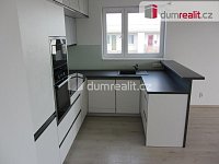 Pronájem bytu 4+kk 94 m2 Praha 4 Háje rezidenční komplex Milíčovský Háj, balkon, 2x WC, 2x garáž, sklep - 12