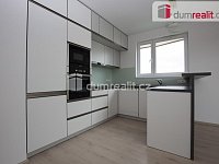 Pronájem bytu 4+kk 94 m2 Praha 4 Háje rezidenční komplex Milíčovský Háj, balkon, 2x WC, 2x garáž, sklep - 13