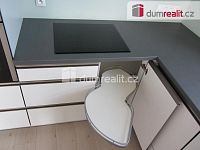 Pronájem bytu 4+kk 94 m2 Praha 4 Háje rezidenční komplex Milíčovský Háj, balkon, 2x WC, 2x garáž, sklep - 16