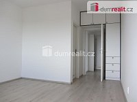 Pronájem bytu 4+kk 94 m2 Praha 4 Háje rezidenční komplex Milíčovský Háj, balkon, 2x WC, 2x garáž, sklep - 7