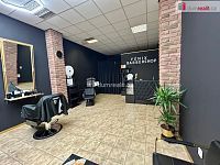 pronájem křesla v barberu na rušné Pražské ulici v Kolíně