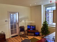 Prodej bytu 2+kk v osobním vlastnictví v cihlovém domě, Karlovy Vary  - aktuální foto pokoje s kuchyň.koutem