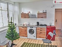 Prodej bytu 2+kk v osobním vlastnictví v cihlovém domě, Karlovy Vary  - aktuální foto pokoje s kuchyňským koutem