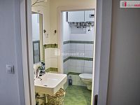 Prodej bytu 2+kk v osobním vlastnictví v cihlovém domě, Karlovy Vary  - koulpelna-umyvadlo a wc
