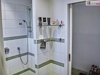 Prodej bytu 2+kk v osobním vlastnictví v cihlovém domě, Karlovy Vary  - koupelna-sprchový kout