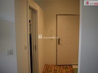 Prodej bytu 2+kk v osobním vlastnictví v cihlovém domě, Karlovy Vary  - předsíň