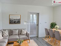 Prodej bytu 2+kk v osobním vlastnictví v cihlovém domě, Karlovy Vary  - vizualizace možného vzhledu pokoje s kuchyň.koutem