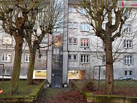 Prodej bytu 2+kk v osobním vlastnictví v cihlovém domě, Karlovy Vary  - vjezdy do vnitrobloku