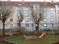 Prodej bytu 2+kk v osobním vlastnictví v cihlovém domě, Karlovy Vary  - vnitřní dvůr s parkováním a dětským hřištěm