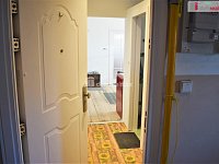 Prodej bytu 2+kk v osobním vlastnictví v cihlovém domě, Karlovy Vary  - vstup do bytu s bezpečnostními dveřmi