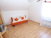 Krásná novostavba rodinného domu se zahradou a garáží v Rájově - 16