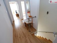 Krásná novostavba rodinného domu se zahradou a garáží v Rájově - 17