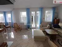 Krásná novostavba rodinného domu se zahradou a garáží v Rájově - 3