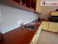 Pronájem 3+kk 70 m2 P8 Karlín balkon novostavba garážové stání zařízený sklep - 8