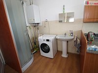 Krásný udržovaný byt 2+1 ve druhém patře cihlové vily v Mariánských Lázních s velkým sklepem a podílem na zahradě - 13