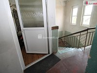 Krásný udržovaný byt 2+1 ve druhém patře cihlové vily v Mariánských Lázních s velkým sklepem a podílem na zahradě - 17