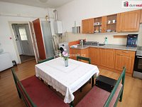 Krásný udržovaný byt 2+1 ve druhém patře cihlové vily v Mariánských Lázních  - 11