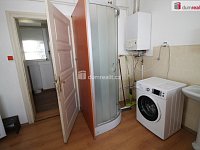 Krásný udržovaný byt 2+1 ve druhém patře cihlové vily v Mariánských Lázních  - 12