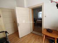 Krásný udržovaný byt 2+1 ve druhém patře cihlové vily v Mariánských Lázních  - 14