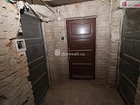 Krásný udržovaný byt 2+1 ve druhém patře cihlové vily v Mariánských Lázních  - 23