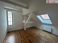 pronájem bytu podkrovní 1+1 53 m2 v centru Kolína - 2