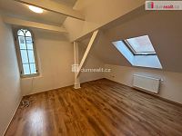 pronájem bytu podkrovní 1+1 53 m2 v centru Kolína - 8