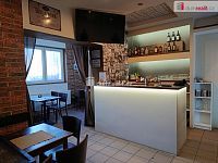 Menší zavedená restaurace se zahrádkou, Praha 8-Libeň (u metra)