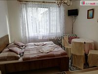 Krásná garsoniéra po částečné rekonstrukci v prvním patře panelového domu s výtahem v Mariánských Lázních - 5