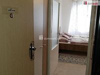 Krásná garsoniéra po částečné rekonstrukci v prvním patře panelového domu s výtahem v Mariánských Lázních - 8