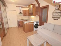 Světlý byt 2+kk, 43 m2 + 13 m2 půda, 3.patro, OV, cihla, Praha 10 - Strašnice (metro A)