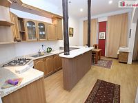 Krásný útulný byt 2+kk ve druhém patře cihlové budovy s výtahem v centru Karlových Varů s geniem loci