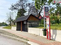 Prodej nově zasíťovaného rovinatého stavebního pozemku rozlohy 810m2 v obci Čakovičky v blízkosti Prahy - zastávka autobusu