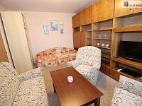 Krásný udržovaný byt 1+1 s lodžií v mezipatře v pátém patře panelové budovy v Aši