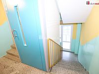 Krásný udržovaný byt 1+1 s lodžií v mezipatře v pátém patře panelové budovy v Aši - 14