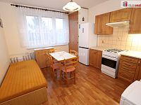 Krásný udržovaný byt 1+1 s lodžií v mezipatře v pátém patře panelové budovy v Aši - 3