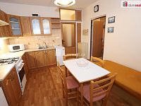 Krásný udržovaný byt 1+1 s lodžií v mezipatře v pátém patře panelové budovy v Aši - 5