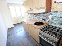 Slunný byt 2+1/S/L ve třetím patře panelového domu