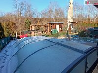 Prodej krajního ŘRD 5+KK 125 m2, pozemek 370 m2, U Háječku, Nučice, Praha západ - bazén podled na zahradu